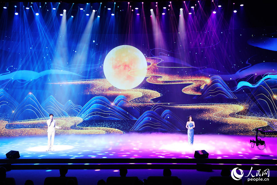 大陸歌手單依純和台灣歌手陳立農共同演唱海峽論壇主題曲《我們相信》。人民網 葉青卿攝