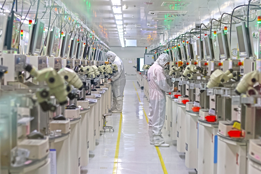 9.位於泉州安溪的福建天電光電有限公司，工人在調試機器。李昌乾攝
