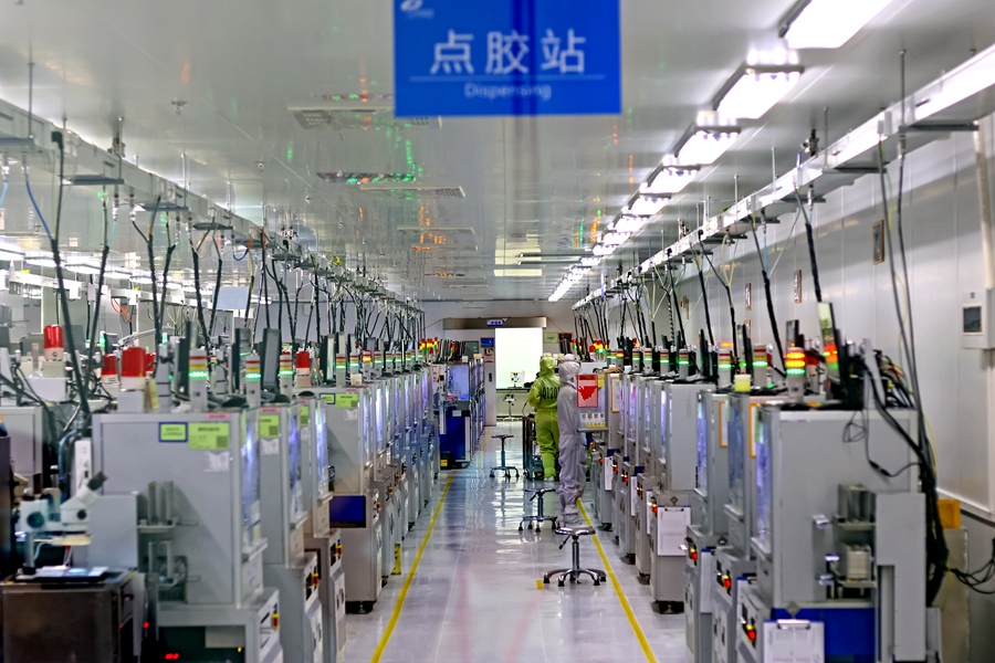 10.位於泉州安溪的福建天電光電有限公司，工人在調試機器。李昌乾攝