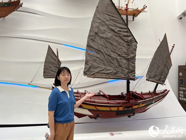 泉州海外交通史博物館副館長陳穎艷向採訪團講述歷史故事。人民網 陳騰攝