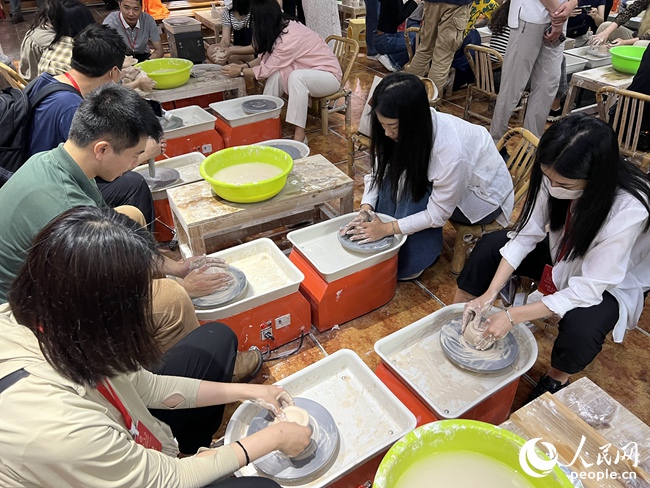 在順美陶瓷生活館，採訪團成員們親手體驗陶瓷手拉坯制作過程。人民網 陳騰攝