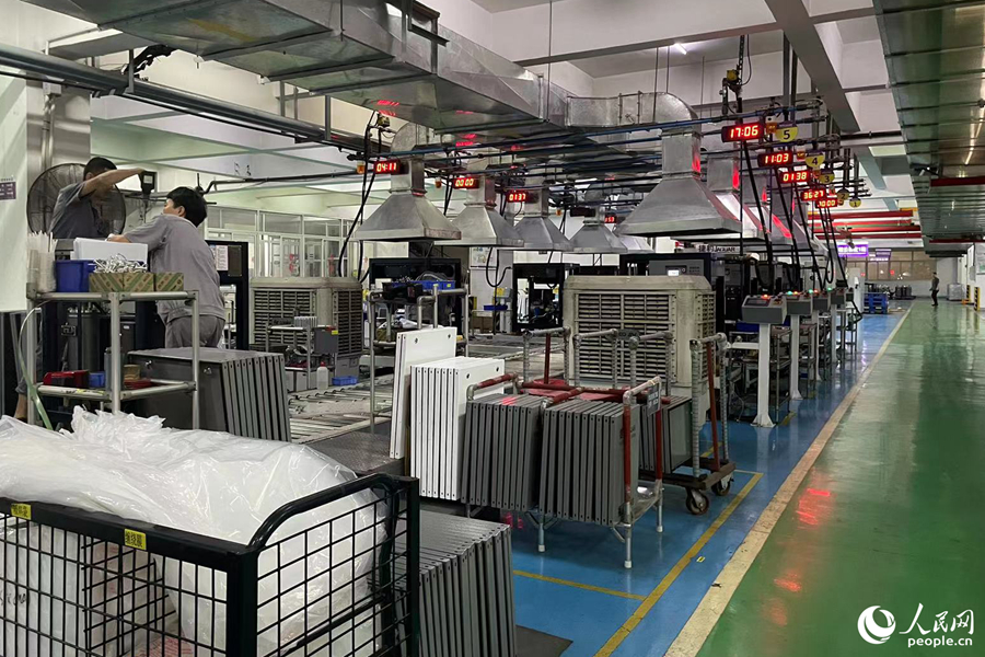 组装车间只需少量工人作业，5—15分钟可组装一台机器。人民网记者 林盈摄