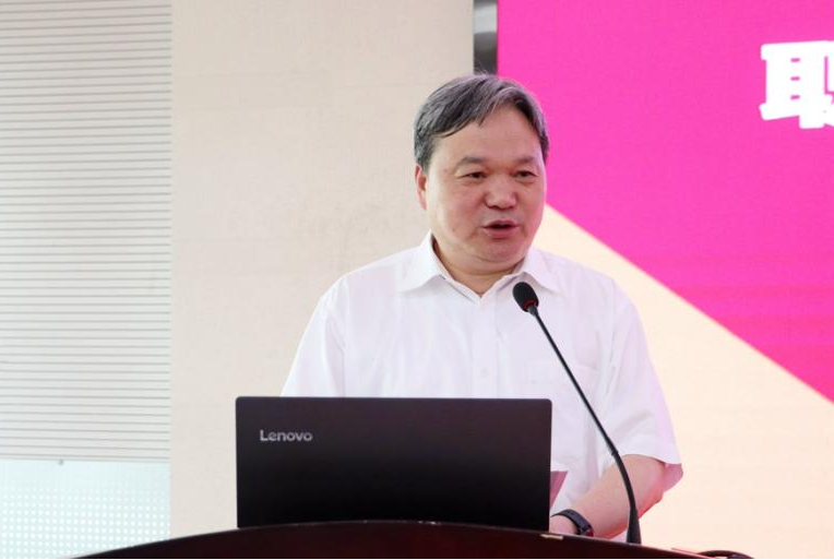 中国高等教育学会职业技术教育分会理事长周建松发言。福建信息职业技术学院供图