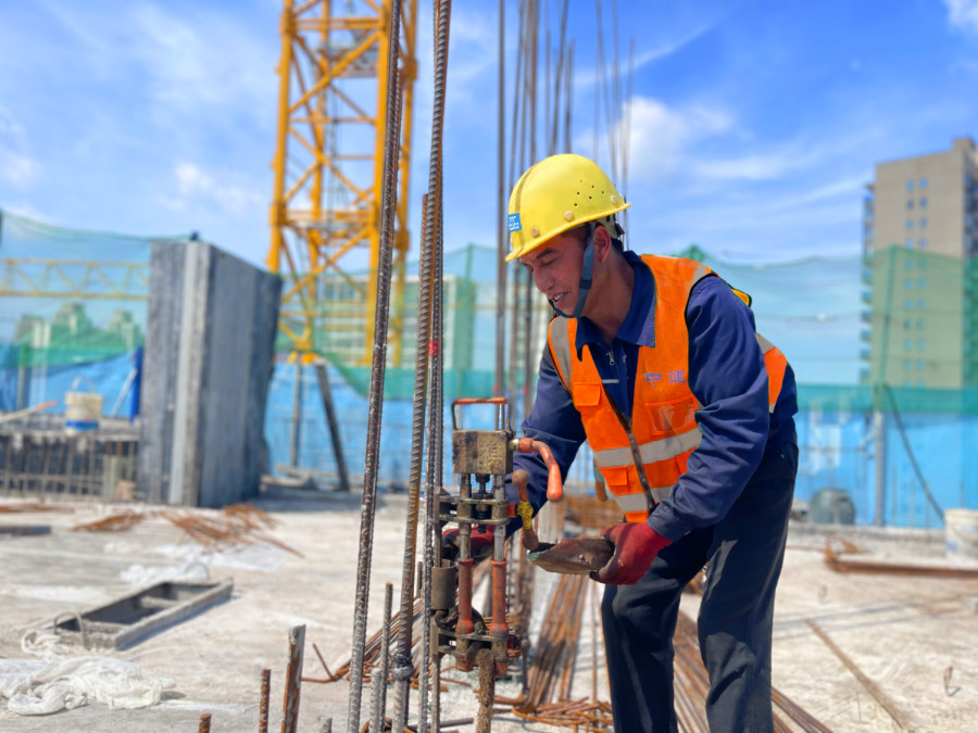 中建海峡厦门公司揽月豪庭工程总承包（EPC）项目工人在制作强柱钢筋。中建海峡厦门公司供图