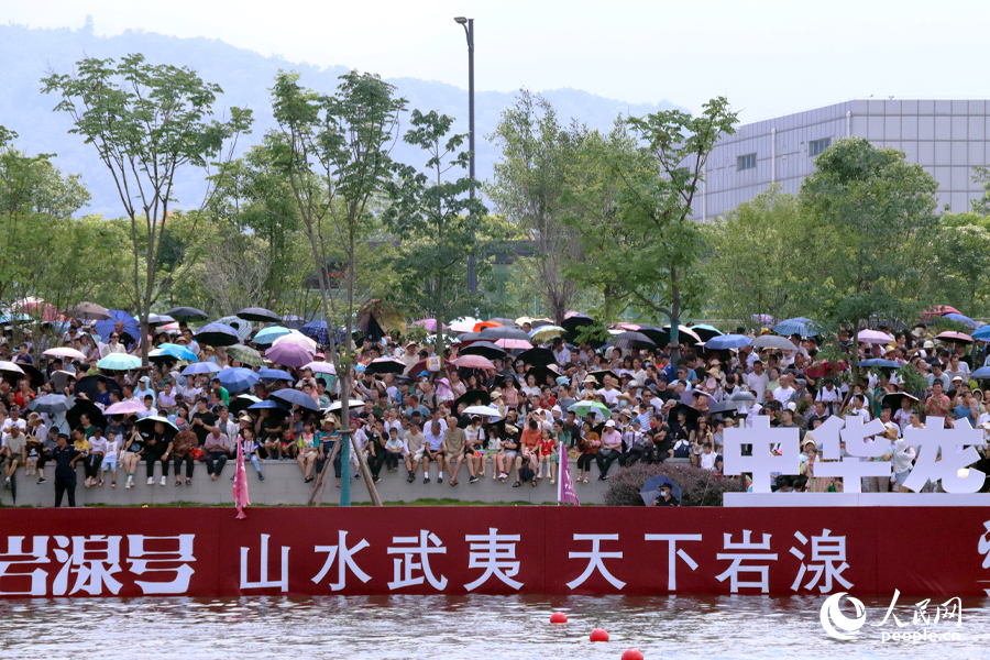 浦下河龍舟池兩岸，觀賽者摩肩接踵。人民網記者 劉卿攝