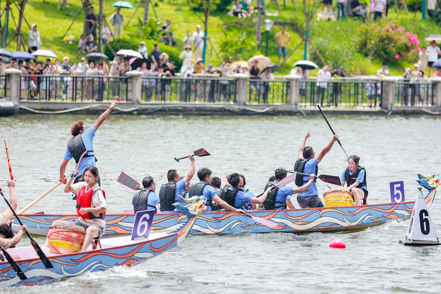 首支沖過終點的隊伍歡呼雀躍。主辦方供圖