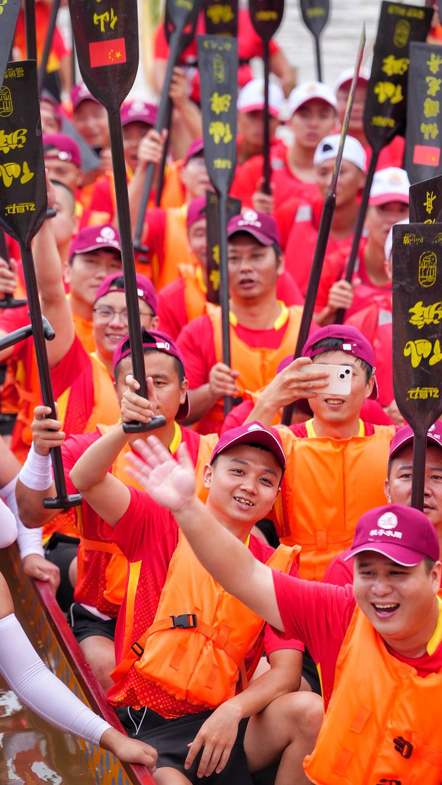 今年，莆田多地举办龙舟竞渡赛事，共100多支龙舟队，3000余名选手参赛。陈晓威摄