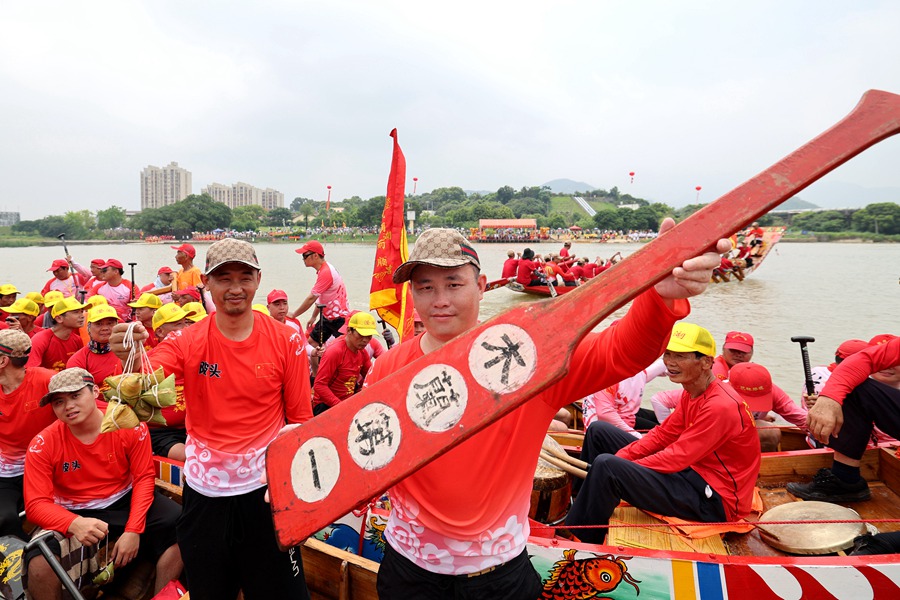 6月22日在木兰陂公园举行端午“爬龙船”民俗赛事，村民手举船桨，兴致高涨。陈斌摄