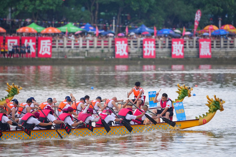 6月23日，2023年福建省全民健身运动会仙游县“金威杯”龙舟比赛在木兰溪上激情开赛。陈晓威摄