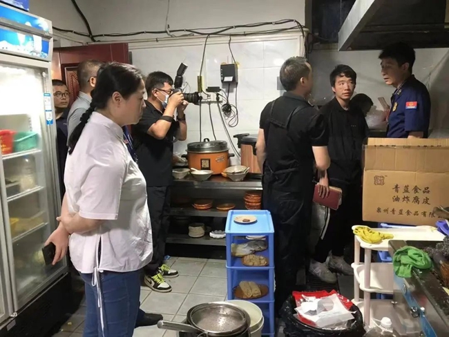 翁晓岚一行对燃气使用场所进行突击夜查。翔安区融媒体中心供图