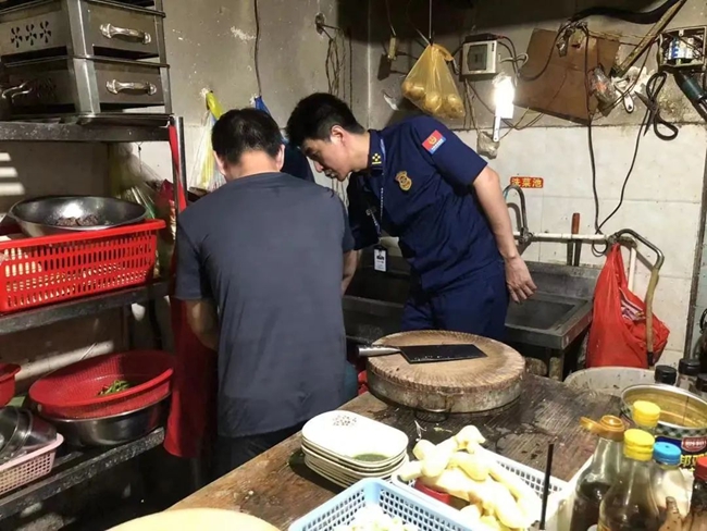 突击夜查现场。翔安区融媒体中心供图