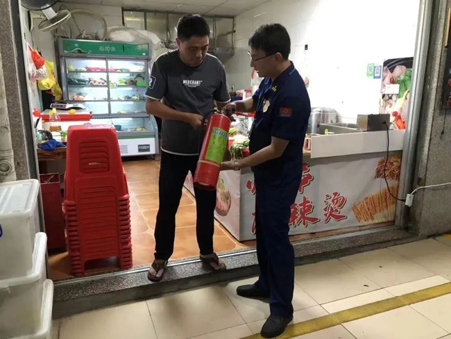 突击夜查现场。翔安区融媒体中心供图