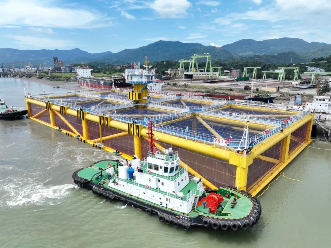 “宁德1号”正式启动拖航。吴圣锦摄