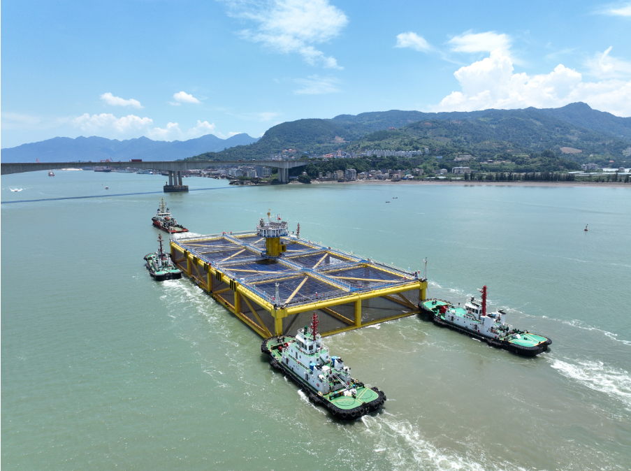 “宁德一号”正缓缓驶入远海。吴圣锦摄