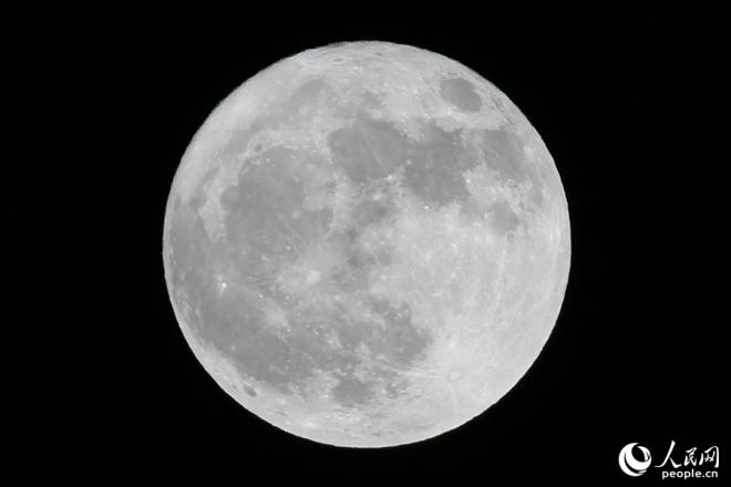 廈門上空的滿月。人民網 陳博攝