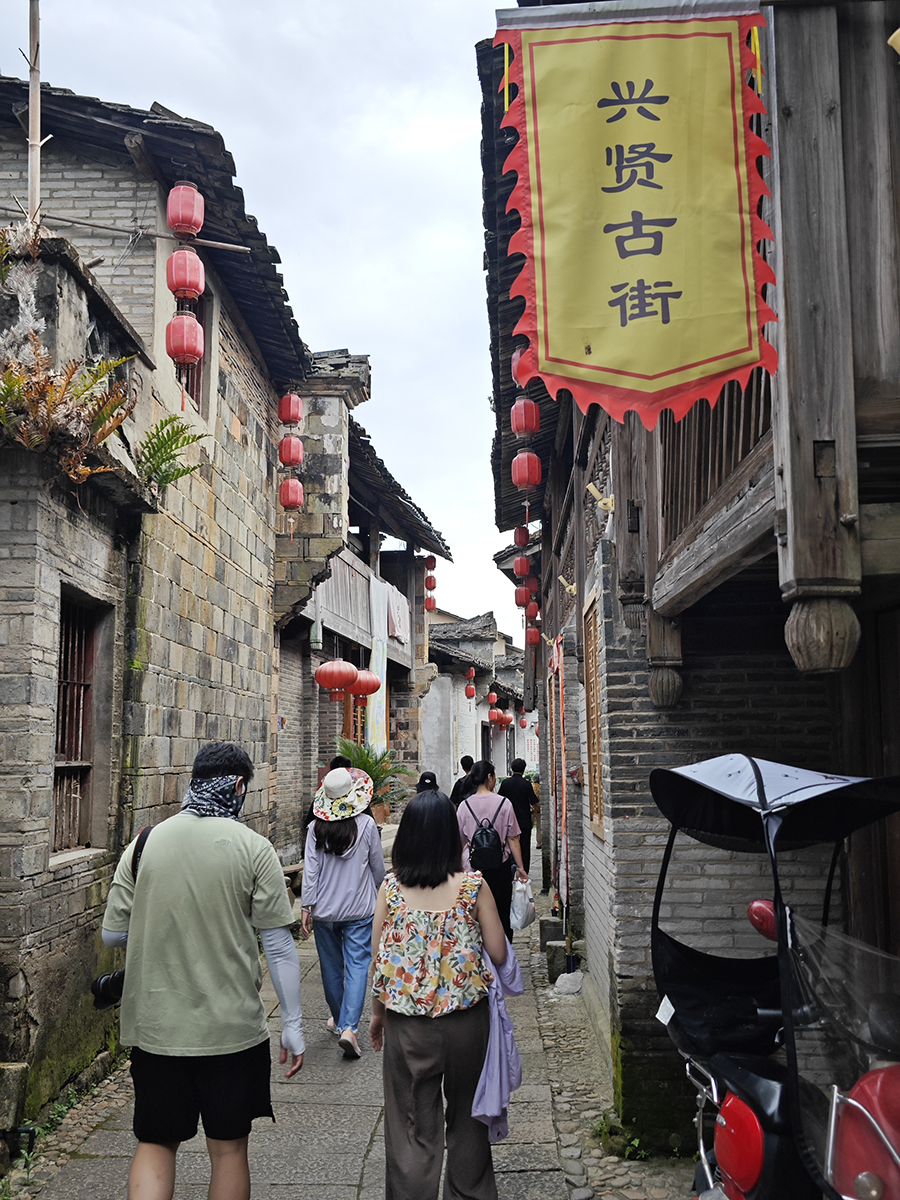 游客在游览兴贤古街。黄东仪摄