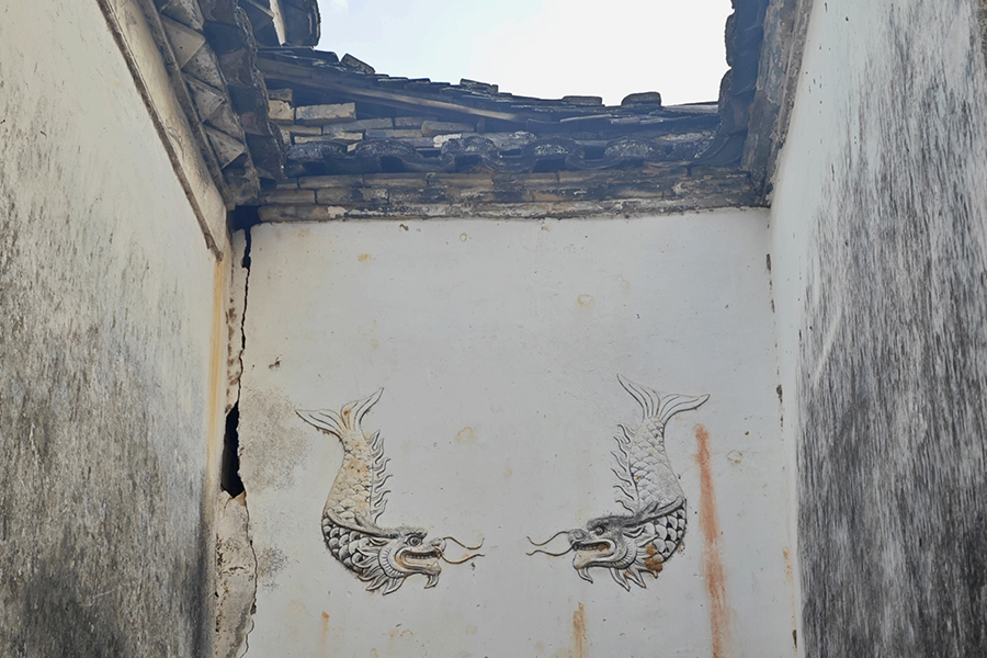 龙鱼为五夫镇建筑中的常见图案，此为兴贤古街街边墙上的龙鱼浮雕。黄东仪摄