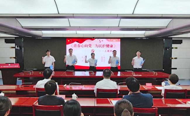 主題朗誦《青春心向黨 為民護健康》。福建省衛健委供圖