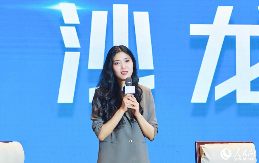 人民网编委、人民视频董事长陈星星受邀担任“沙龙对话”嘉宾主持人。人民网摄