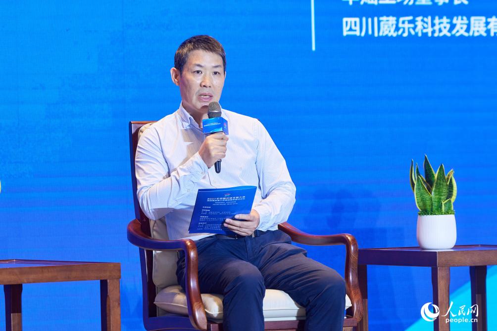 中国社会科学院新媒体研究中心副主任兼秘书长黄楚新。人民网摄