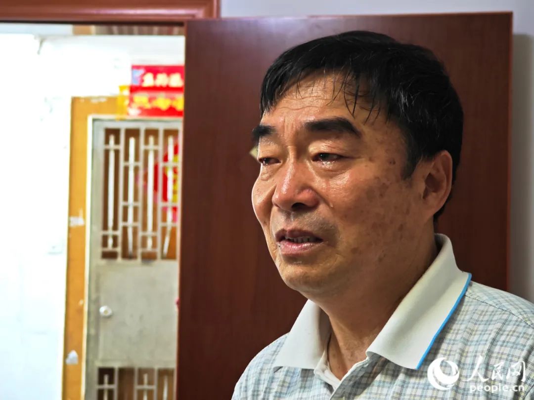 蔡文的岳父接受记者采访。人民网 黄东仪摄