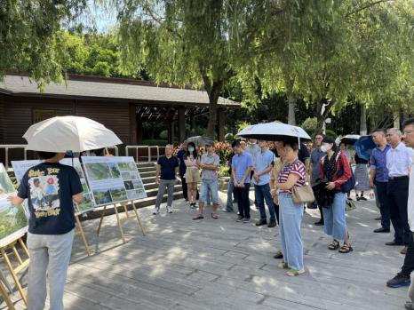 参训学员在五缘湾湿地公园接受现场教学。湖里区融媒体中心供图