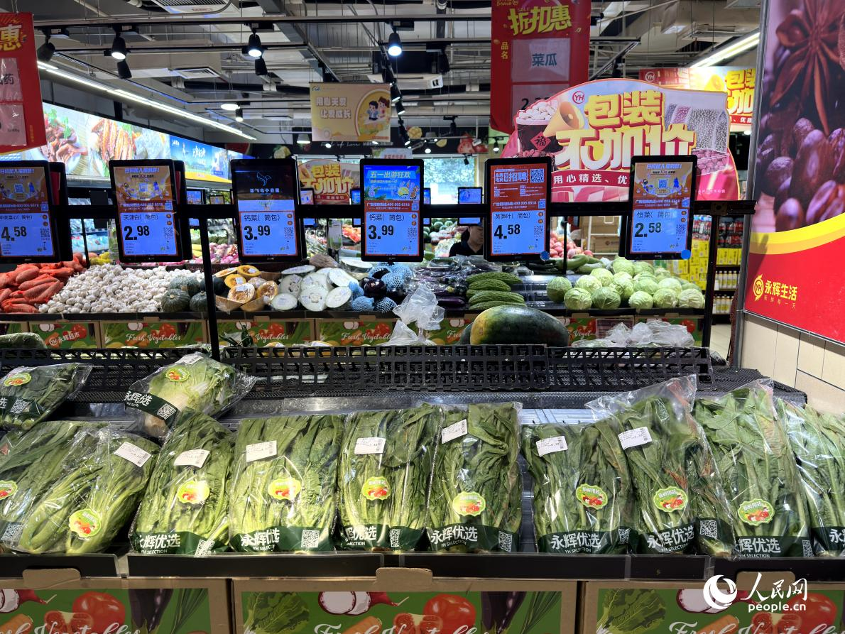 福州永輝超市門店蔬菜供給正常。人民網實習生 田欣禾攝