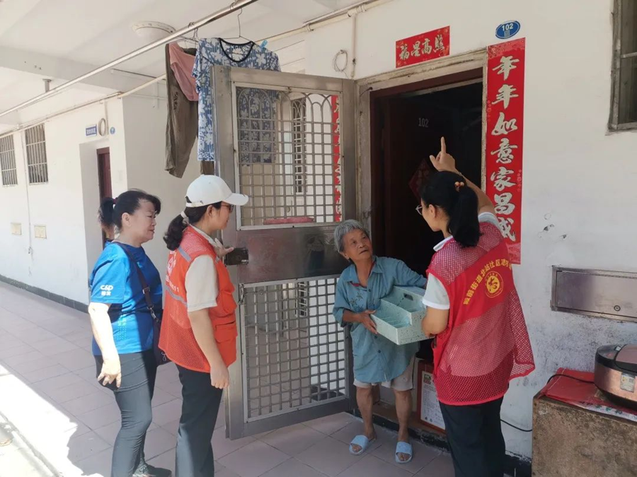 走访独居老人。殿前街道供图