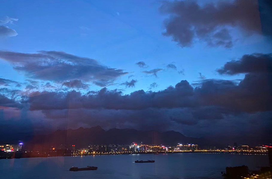 7月26日傍晚，福州乌龙江。董红摄