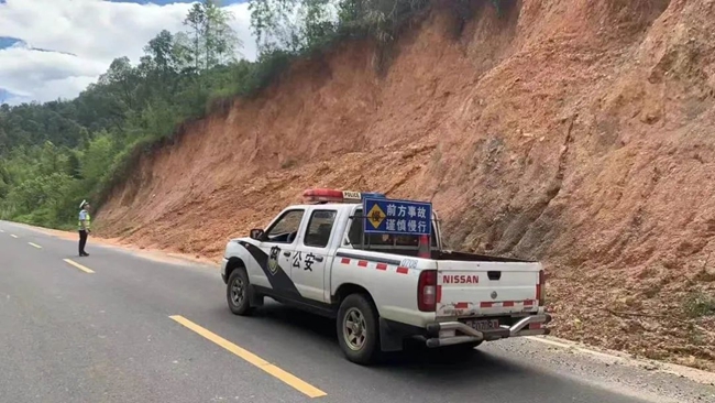 永定大队组织民辅警深入辖区道路，全线排查道路交通安全隐患。