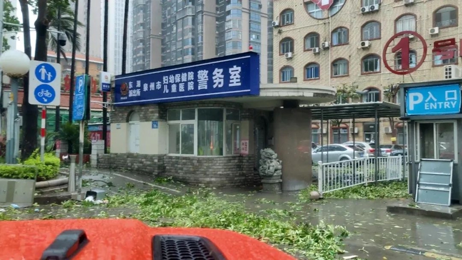 救助受伤女子。丰泽区融媒体中心供图