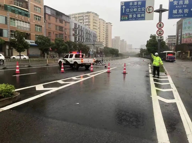 提示车辆禁止通行。丰泽区融媒体中心供图