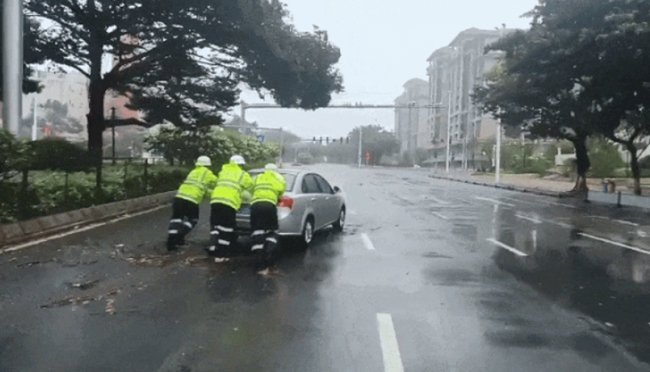 合力推动抛锚的汽车。丰泽区融媒体中心供图