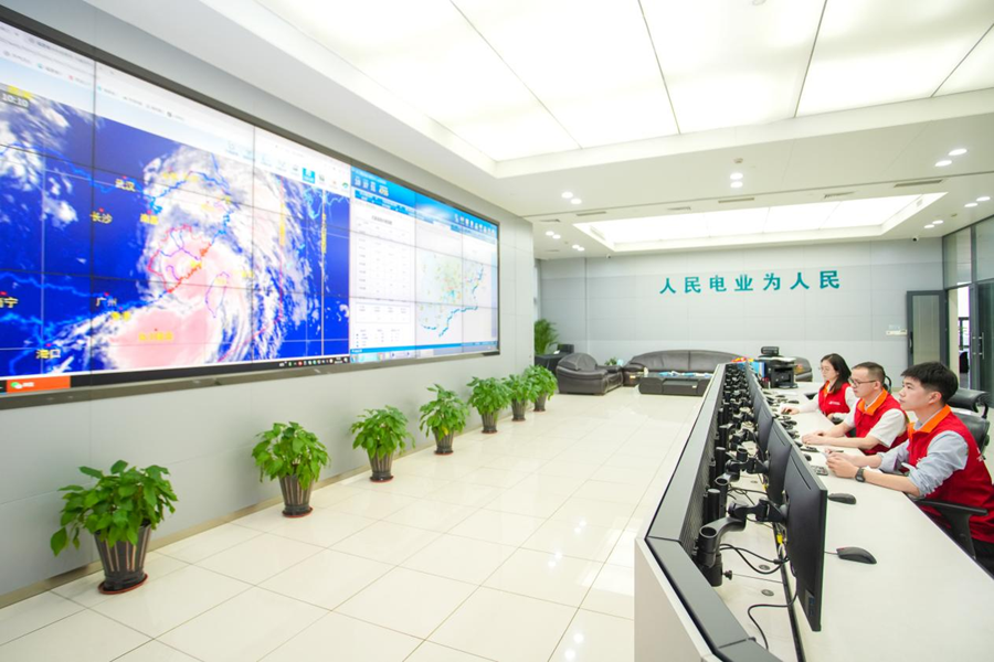 水调值班员密切关注着闽江流域雨量变化数据。水口集团供图