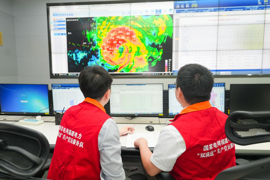 水调值班员密切关注着闽江流域雨量变化数据。水口集团供图