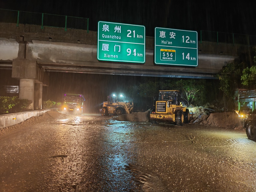 沈海高速泉州路段水毁损失严重，福建高速集团在争分夺秒开展路面清理。福建高速集团供图