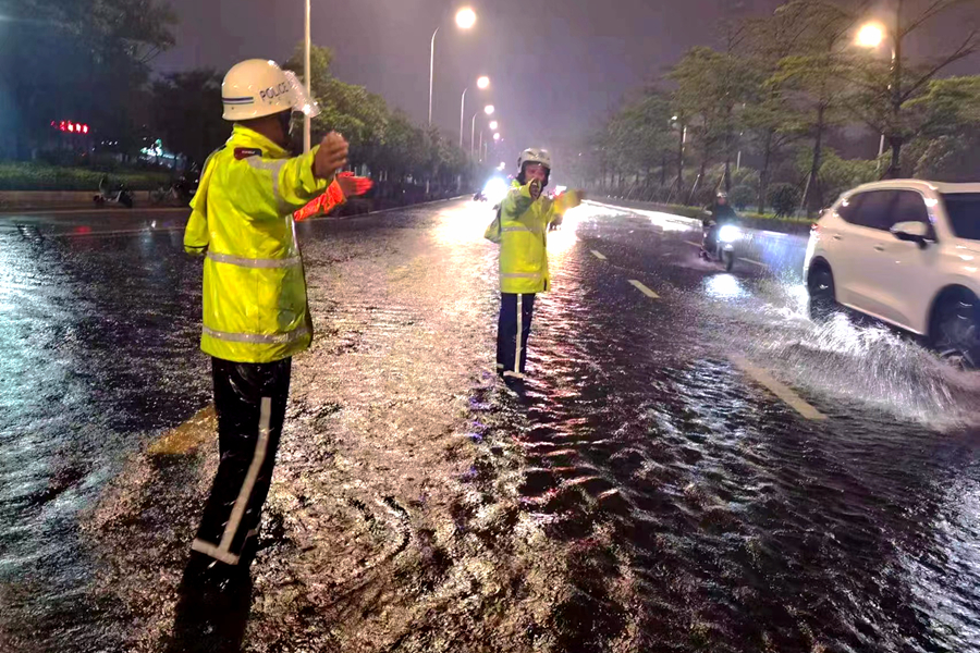 交警部门持续疏导积水路段交通。福州市公安局交警支队供图