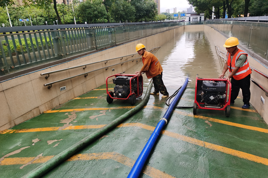 福州市市政工程中心工作人员正在进行地下通道排水作业。福州市市政工程中心供图