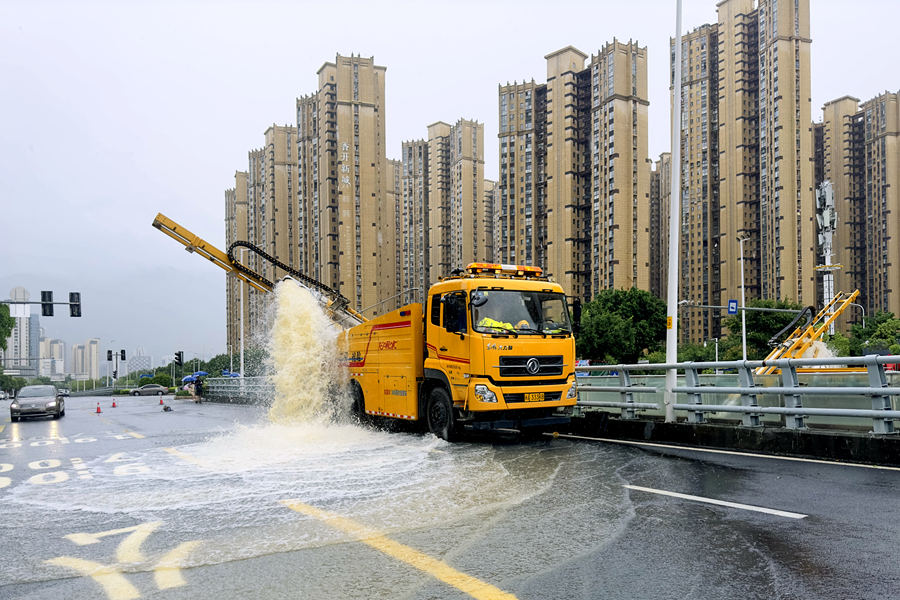 福州市城市排水有限公司工作人员对市区积水点进行排水处置。福州市城市排水有限公司供图