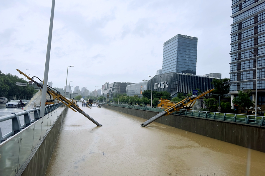 福州市城市排水有限公司用大型设备进行下穿通道排水作业。福州市城市排水有限公司供图
