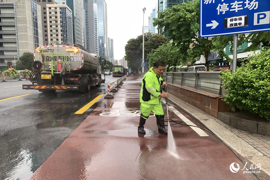 五四路路面积水基本排除。人民网 焦艳摄
