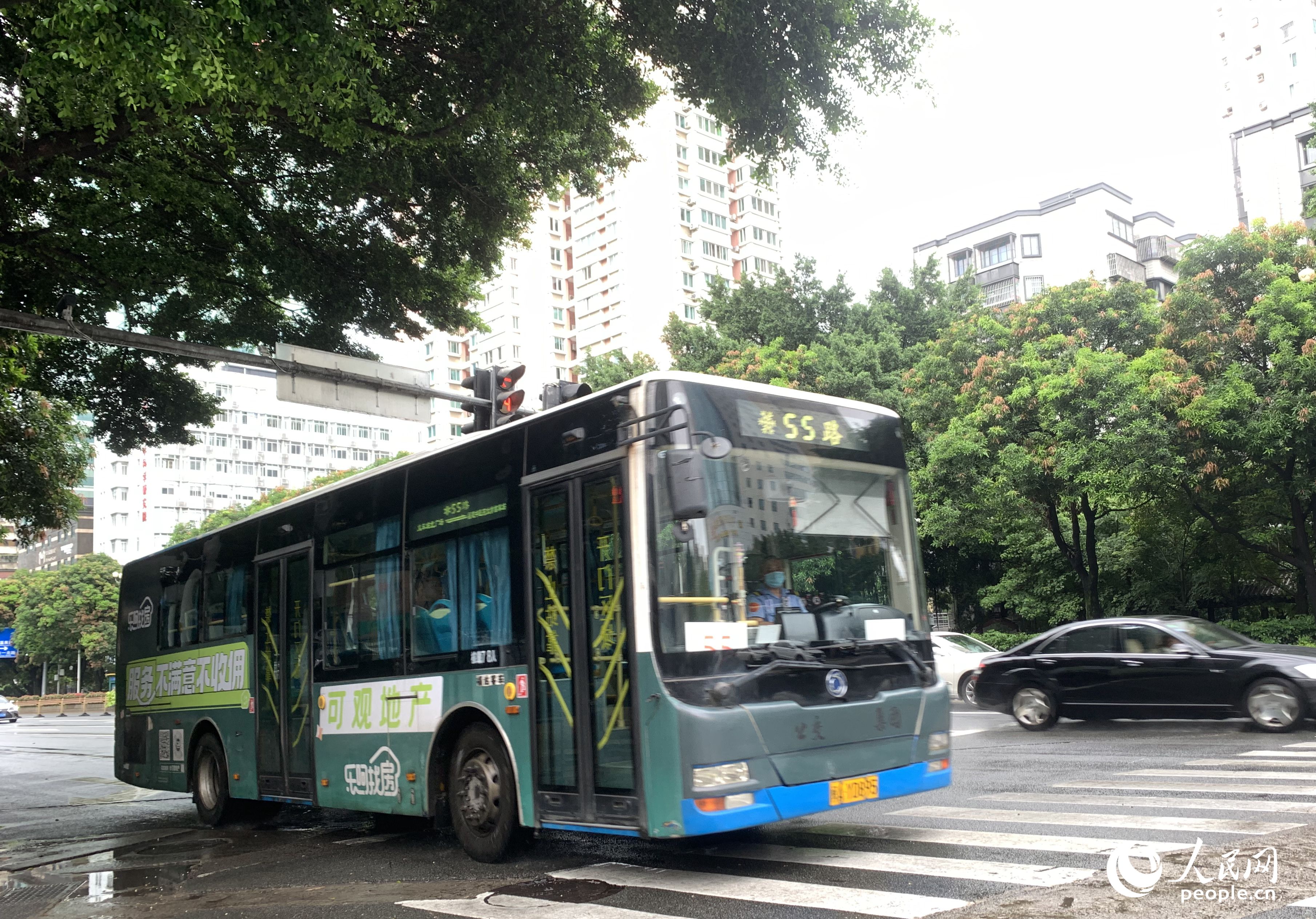 7月29日15时起，福州市62条公交线路恢复运营。人民网 焦艳摄
