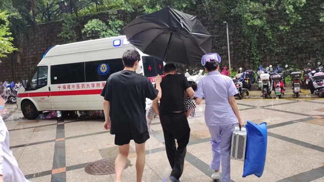 福建中医药大学附属人民医院急诊医务人员为一位高热惊厥的小病人施行过吸氧急救处理后，快速转运到医院治疗。