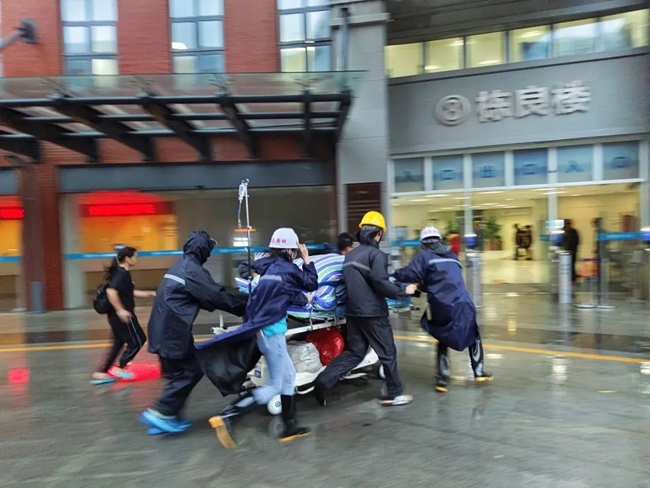 福建医科大学附属第二医院紧急收治患者。