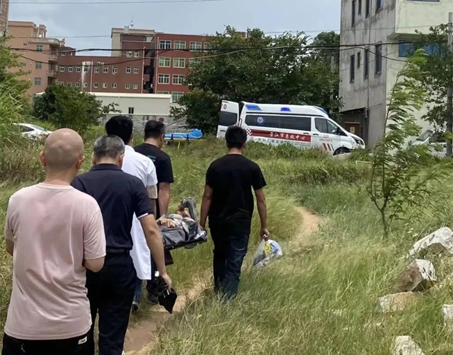 晋江市东石中心卫生院派出医护人员配合转移危房卧床人员。
