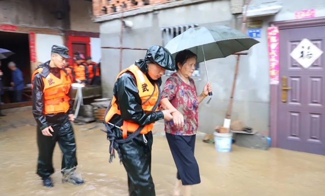 协助受困群众转移。