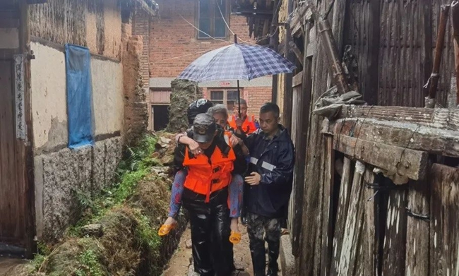 协助受困群众转移。连江县融媒体中心供图