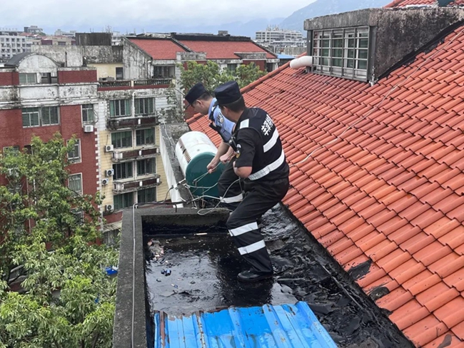 泉州丰泽巡特警将被刮倒的储水桶转移至安全区域。泉州公安供图