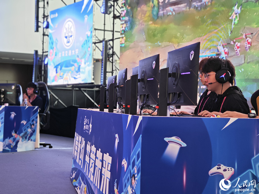 8月10日,第三届海峡两岸(福州)名校电竞赛现场,武汉大学代表队和台湾交通大学代表队正为争夺冠亚军进行激烈角逐。人民网 黄东仪摄