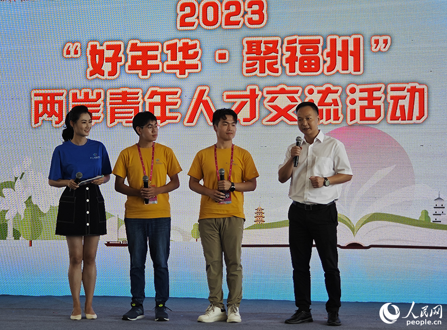 8月10日,福州市人社局局长李朝波邀请两位刚做完分享的同学毕业后来福州就业创业。人民网 黄东仪摄